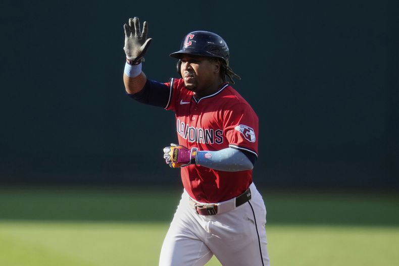 El dominicano de los Guardianes de Cleveland José Ramírez hace un gesto al recorrer las bases tras su jonrón en la primera entrada ante los Orioles de Baltimore el martes 22 de julio del 2025. (AP Foto/Sue Ogrocki)