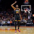 En foto del martes 25 de abril del 2023, el alero de los Suns de Phoenix Kevin Durant hace un gesto durante el juego 5 de la serie de primera ronda ante los Clippers de Los Ángeles. El viernes 28 de abril del 2023, Durant recibe contrato de por vida de Nike. (AP Foto/Matt York)
