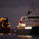 El MV Hondius, un crucero afectado por un brote de hantavirus, se ve fondeado tras llegar al puerto de Granadilla, en Tenerife, Islas Canarias, España, el domingo 10 de mayo de 2026. (AP Foto/Manu Fernández)