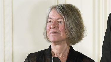 ARCHIVO - La poeta Louise Gluck en una ceremonia para otorgarle la Medaa Nacional de Humanidades en la sala este de la Casa Blanca en Washington el 22 de septiembre de 2016. Glück falleció, dijo el viernes 13 de diciembre de 2023 su editor Jonathan Galassi en Farrar, Straus & Giroux. (Foto AP/Susan Walsh, archivo)