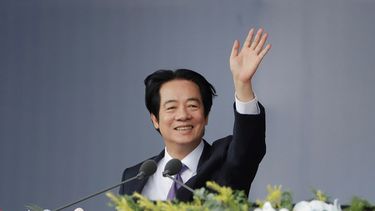 El presidente de Taiwán, Lai Ching-te, saluda durante las celebraciones del Día Nacional de Taiwán, en la capital, Taipéi, el 10 de octubre de 2026. (AP Foto/Chiang Ying-ying)