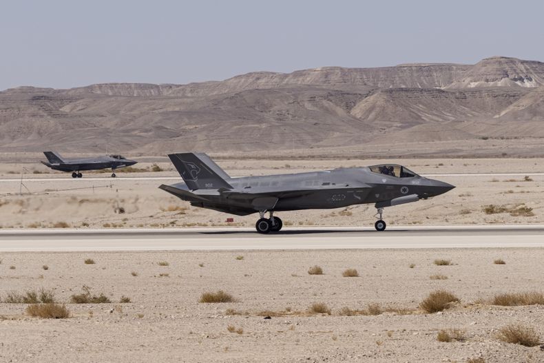 Un caza israelí F-35 aterriza durante el ejercicio aéreo multinacional conocido como Blue Flag, el domingo 24 de octubre de 2021, en la base Ovda, cerca de Eilat, Israel. (AP Foto/Tsafrir Abayov, archivo)