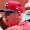 El mánager de los Rojos de Cincinnati, Terry Francona, permanece en el dugout durante la primera entrada de un partido de béisbol contra los Piratas de Pittsburgh, en Pittsburgh, el domingo 28 de junio de 2026. (Foto AP/Gene J. Puskar)