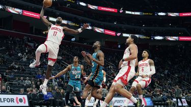 Rockets ganan a Pistons duelo entre los peores de la NBA