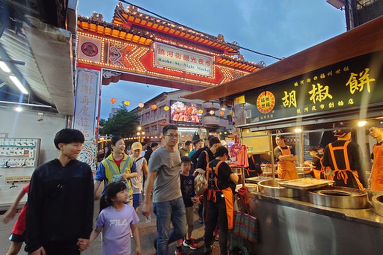 El mercado nocturno de Taipéi, Taiwán, el 29 de abril del 2026. (AP foto/Chiang Ying-ying)