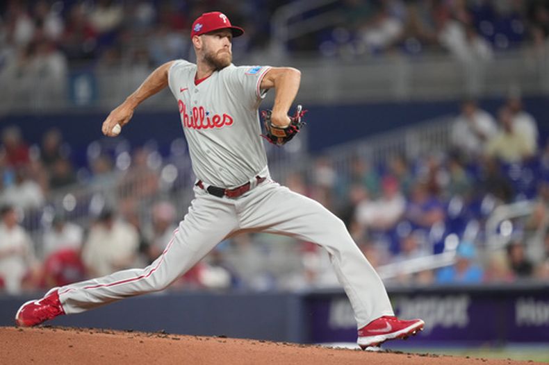 Zack Wheeler (45), lanzador de los Filis de Filadelfia, trabaja durante la primera entrada contra los Marlins de Miami, el viernes 1 de mayo de 2026, en Miami. (AP Foto/Jim Rassol)