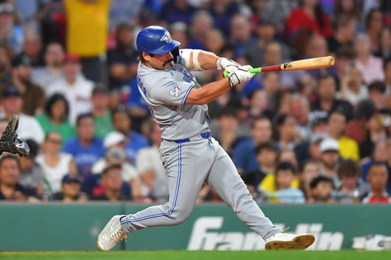 Davis Schneider, de los Azulejos de Toronto, conecta un doblete productor de una carrera que permite anotar a Kazuma Okamoto durante la sexta entrada de un partido de béisbol contra los Medias Rojas de Boston, el martes 16 de junio de 2026, en Boston. (Foto AP/Steven Senne)