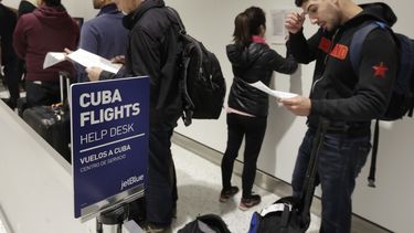 primer vuelo regular de eeuu a la habana en medio siglo