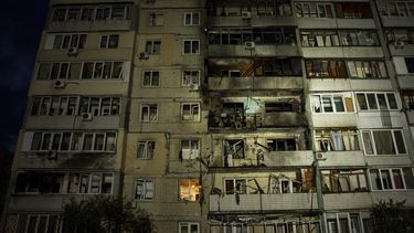 Un edificio residencial dañado tras un ataque ruso en Kiev, Ucrania, el sábado 24 de mayo de 2025. (AP Foto/Alex Babenko)