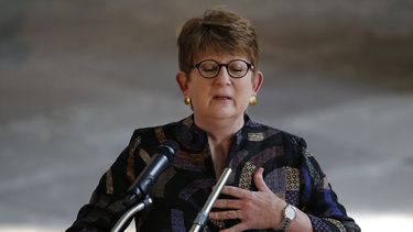 americateve | La vicepresidenta de Associated Press y directora general Kathleen Carrol en el funeral de la fotoperiodista de Associated Press Anja Niedringhaus, en Hoexter, Alemania, el s&aacute;bado 12 de abril del  2014. Niedringhaus fue muerta por polic&iacute;as a