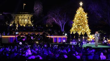 Biden enciende el árbol de Navidad de la Casa Blanca