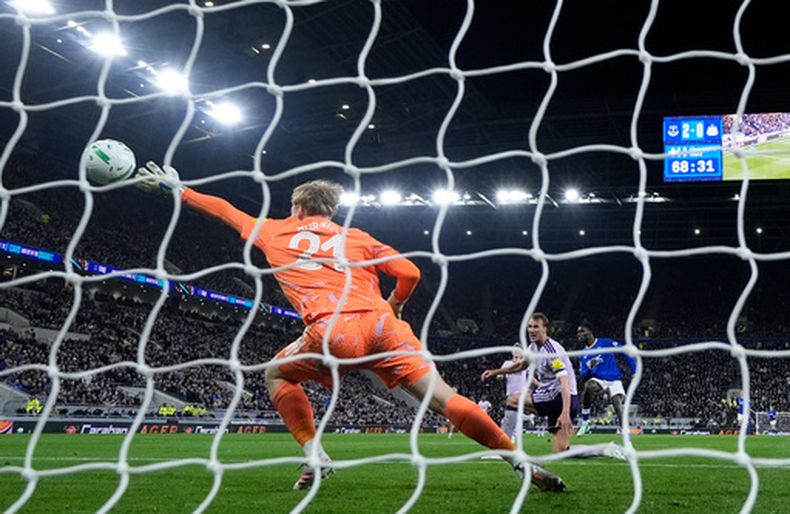 Thierno Barry (derecha), del Everton, anota ante Newcastle en un duelo de la Copa de la Liga inglesa, el jueves 29 de octubre de 2026 (Peter Byrne/PA via AP)
