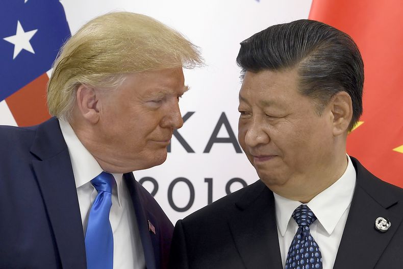 ARCHIVO - El presidente estadounidense Donald Trump (izquierda), con su homólogo chino Xi Jinping durante una reunión en el marco de la cumbre del G20 en Osaka, Japón, el 29 de junio de 2019. (AP Foto/Susan Walsh, Archivo)