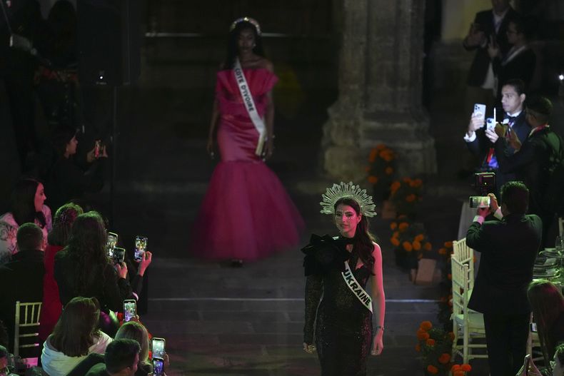 Miss Ucrania Alina Ponomarenko participa en La Gala de las Catrinas para celebrar el Día de Muertos a días de la 73a edición de Miss Universo en la Ciudad de México el 1 de noviembre de 2024. (Foto AP/Eduardo Verdugo)