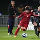 Thi Tuyet Dung Nguyen de Vietnam y Annalie Longo de Nueva Zelanda pelean por el balón durante un encuentro de preparación para la Copa Mundial el lunes 10 de julio del 2023. (AP Foto/John Cowpland )