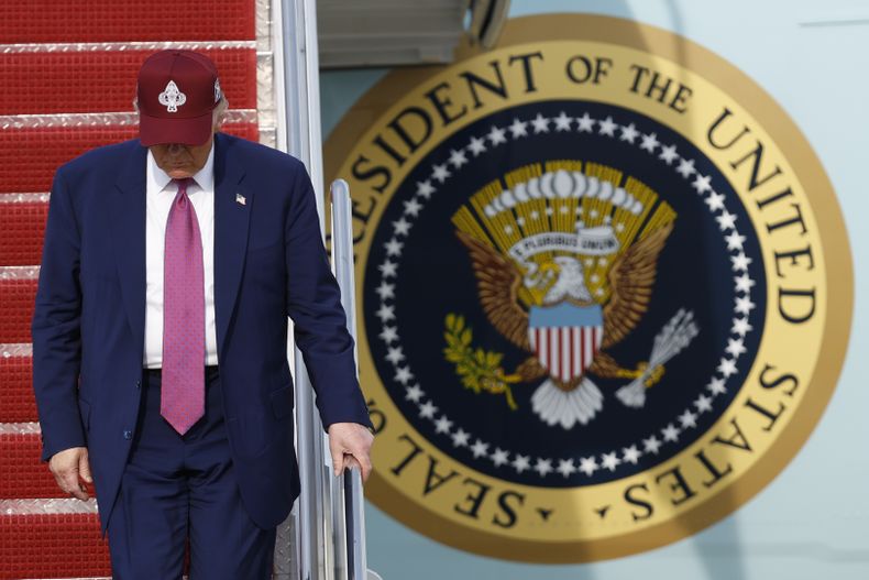 El presidente estadounidense Donald Trump desciende de las escaleras del avión presidencial tras aterrizar en la Base Conjunta Andrews, en Maryland, el martes 10 de junio de 2025. (AP Foto/Luis M. Alvarez)