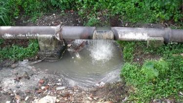 Las tuberías rotas que vierten aguas albañales contaminan los ríos con numerosas sustancias tóxicas.
