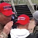 Esta imagen de un video proporcionado por el Departamento de Justicia muestra a Ray Epps (izquierda) en el Capitolio de Estados Unidos, el 6 de enero de 2021, en Washington. (Departamento de Justicia vía AP)