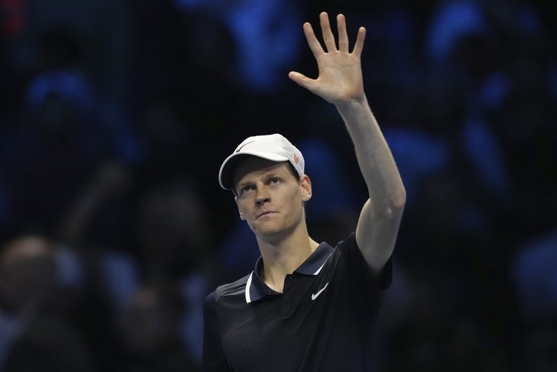 Jannik Sinner celebra tras vencer a Taylor Fritz en las Finales de la ATP, el martes 12 de noviembre de 2024, en Turín. (AP Foto/Antonio Calanni)
