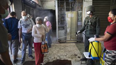 COVID-19: Ecuador duplica muertes; motín mortal en Colombia