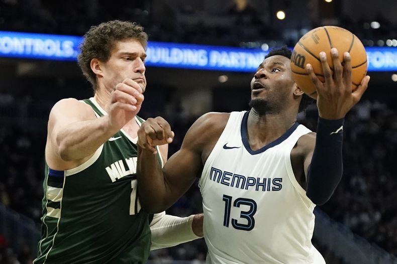 Jaren Jackson Jr., de los Grizzlies de Memphis, busca saltar a la cesta frente a Brook López, de los Bucks de Milwaukee, en el encuentro del miércoles 3 de abril de 2024 (AP Foto/Aaron Gash)