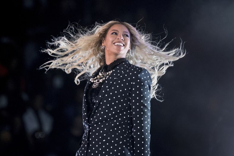 ARCHIVO - Beyoncé durante su presentación en el Wolstein Center, el 4 de noviembre de 2016, en Cleveland, Ohio. El lanzamiento de Act II: Cowboy Carter, Beyoncé ha reavivado las discusiones sobre los orígenes del género country y su diversidad. (Foto AP/Andrew Harnik, archivo)