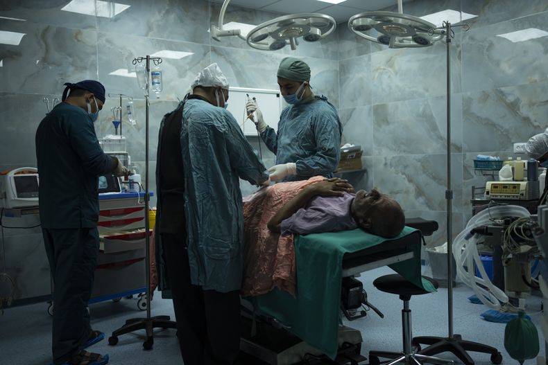 El médico Suhaib Alhamss, director del Hospital Kuwaití en Rafah, la ciudad más sureña de la Franja de Gaza, realiza una cirugía a un paciente el jueves 11 de enero de 2024. (AP Foto/Fatima Shbair)