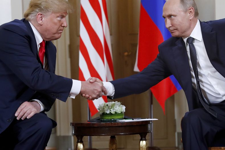 ARCHIVO - El presidente de Estados Unidos, Donald Trump (izquierda), estrecha la mano a su homólogo ruso, Vladímir Putin, al inicio de una reunión en el Palacio Presidencial de Helsinki, Finlandia, el 16 de julio de 2018. (AP Foto/Pablo Martinez Monsivais, archivo)