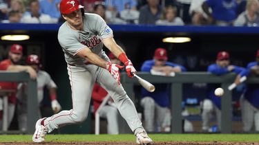 J.T. Realmuto, de los Filis de Filadelfia, pega un rodado productor de out ante los Reales de Kansas City, el sábado 24 de agosto de 2024 (AP Foto/Charlie Riedel)