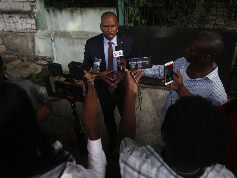 El senador Nenel Cassy habla con periodistas el 3 de octubre de 2019, en Puerto Príncipe. (AP foto/Rebecca Blackwell)