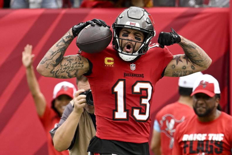 Mike Evans, wide receiver de los Buccaneers de Tampa Bay, celebra después de anotar un touchdown en contra de los Panthers de Carolina durante la primera mitad del partido de la NFL del domingo 29 de diciembre de 2024, en Tampa, Florida. (AP Foto/Jason Behnken)