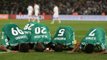 americateve | El jugador de Raja Casablanca, Mohsine Moutaouali, segundo desde la derecha, festeja un gol con sus compa&ntilde;eros en un partido contra Atl&eacute;tico Mineiro por las semifinales del Mundial de Clubes el mi&eacute;rcoles, 18 de diciembre de 2013, en M