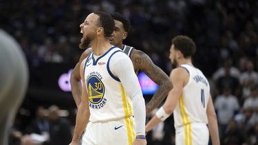 Stephen Curry, de los Warriors de Golden State, festeja luego de encestar ante los Kings de Sacramento, el miércoles 26 de abril de 2023 (AP Foto/José Luis Villegas)