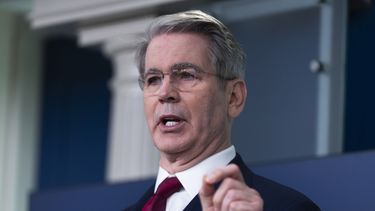El secretario del Tesoro de Estados Unidos, Scott Bessent, habla con reporteros en la sala de prensa James Brady de la Casa Blanca, el martes 29 de abril de 2025, en Washington. (AP Foto/Manuel Balce Ceneta)