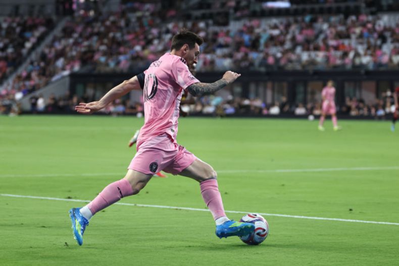 El argentino Lionel Messi, del Inter Miami, conduce el balón en el duelo de la MLS ante los Red Bulls de Nueva York, el sábado 11 de abril de 2026 (AP Foto/Peter Joneleit)