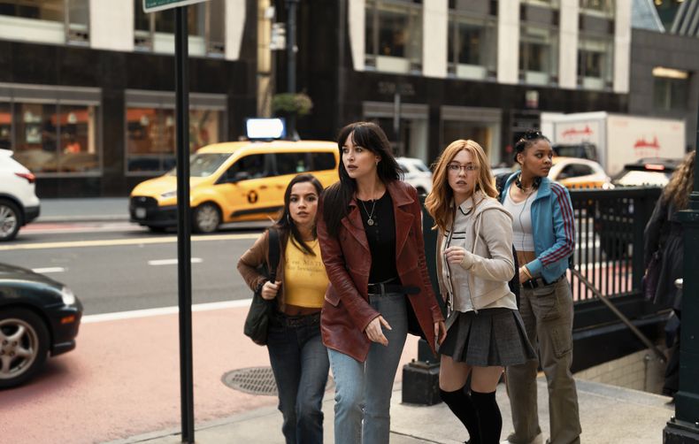 En esta imagen proporcionada por Sony Pictures, Isabela Merced, de izquierda a derecha, Dakota Johnson, Sydney Sweeney y Celeste OConnor, en una escena de Madame Web. (Columbia Pictures/Sony vía AP)