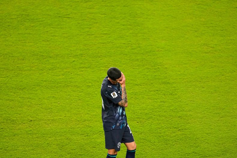 El paraguayo MIguel Almirón se lamenta después de salir expulsado del partido ante Turquía por el Grupo D del Mundial, el viernes 19 de junio de 2026, en Santa Clara, California. (AP Foto/Jeff Chiu)
