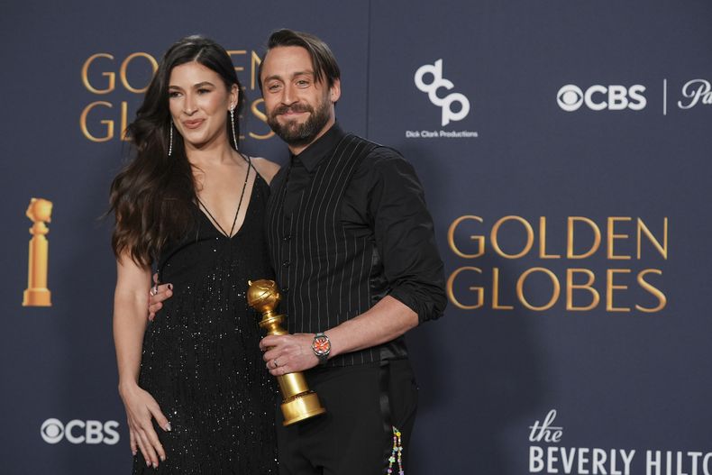 Kieran Culkin, derecha, ganador del premio a mejor actor de reparto por A Real Pain, posa con Jazz Charton durante la 82ª edición de los Globos de Oro el domingo 5 de enero de 2025 en el Beverly Hills. Hilton en Beverly Hills, California. (Foto AP/Chris Pizzello)
