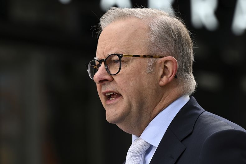 El primer ministro de Australia, Anthony Albanese, habla a los medios en Sydney el miércoles 22 de enero de 2025. (Dan Himbrechts/AAP Image via AP)