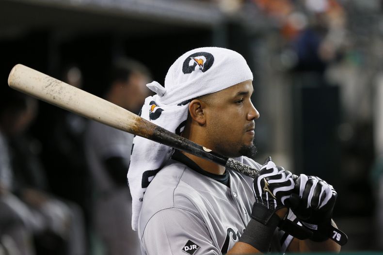 El cubano Jos&eacute; Abreu, de los Medias Blancas de Chicago, sostiene un bate dentro del dugout durante un juego ante los Tigres de Detroit, el 23 de septiembre de 2014. El jueves 6 de noviembre, Abreu figur&oacute; entre los ganadores del Bate de Plata