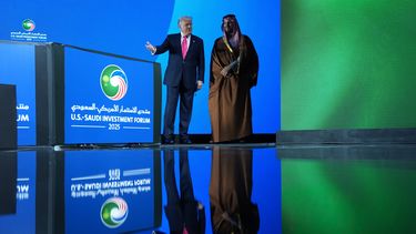 El presidente Donald Trump sube al escenario durante el Foro de Inversión Saudí junto al príncipe heredero Mohamed bin Salman en el Centro Kennedy, el miércoles 19 de noviembre de 2025, en Washington. (AP Foto/Evan Vucci)