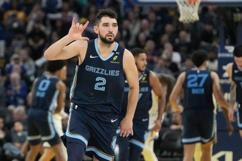 Ty Jerome, de los Grizzlies de Memphis, festeja luego de atinar un triple frente a los Warriors de Golden State, el viernes 23 de octubre de 2026 (AP Foto/Jeff Chiu)