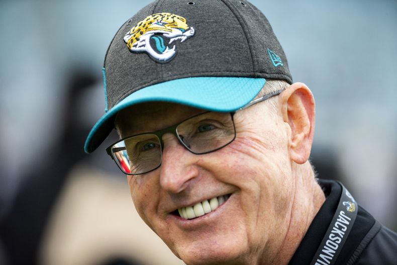 ARCHIVO - Tom Coughlin, vicepresidente ejecutivo de los Jaguars de Jacksonville, espera el inicio de un partido ante los Chargers de Los Ángeles, el domingo 8 de diciembre de 2019 (AP Foto/Stephen B. Morton, archivo)