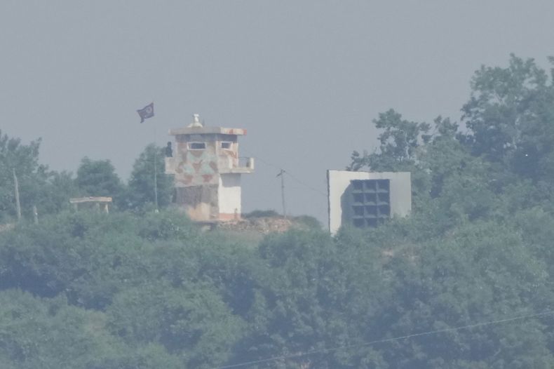 ARCHIVO - Un puesto de control militar de Corea del Norte (izquierda) y una estructura con un altavoz, vistos desde Paju, en Corea del Sur, cerca de la frontera norcoreana, el 12 de junio de 2025. (AP Foto/Ahn Young-joon, archivo)