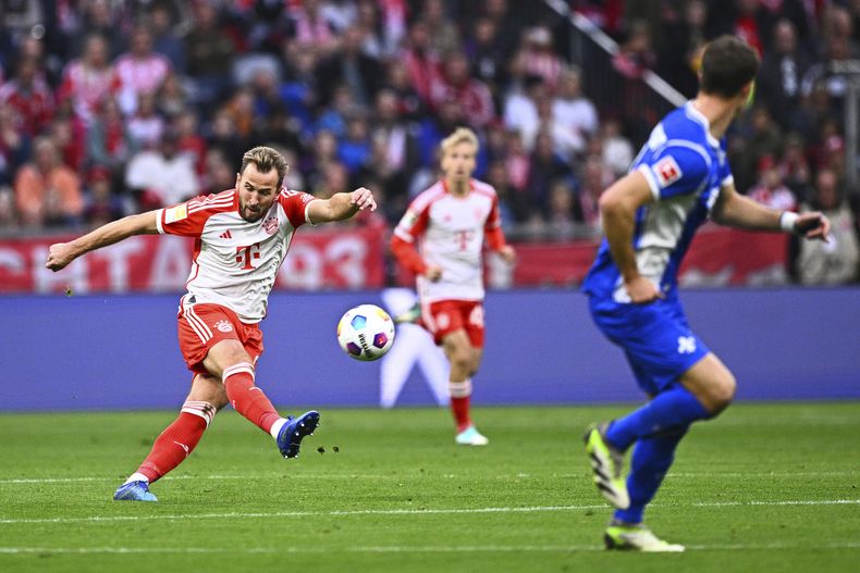 Harry Kane del Bayern Munich anota el quinto gol en la goleada de su equipo ante el Darmstadt en la Bundesliga el sábado 28 de octubre del 2023. (Tom Weller/dpa via AP)