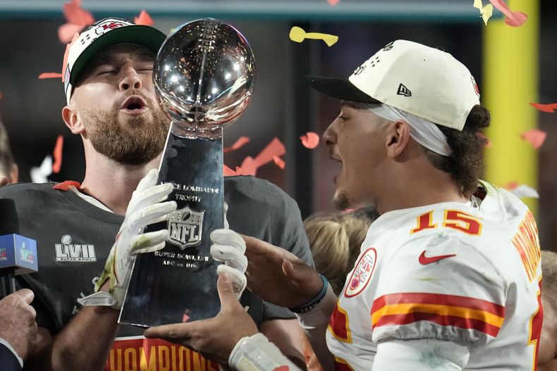 ARCHIVO - El tight end de los Chiefs de Kansas City Travis Kelce (izquierda), y el quarterback Patrick Mahomes (15) sostienen el trofeo Vince Lombardi luego de ganar el Super Bowl 57 ante los Eagles de Filadelfia el domingo 12 de febrero de 2023, en Glendale, Arizona. (AP Foto/Marcio J. Sanchez, File)