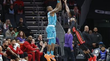 Hozier y Washington impulsan a Hornets sobre el Heat