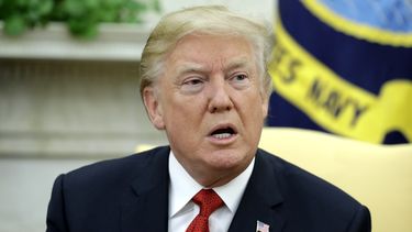 Trump firma decreto que reanuda el programa de refugiados