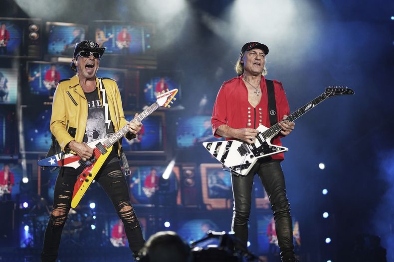 Rudolf Schenker, izquierda, y Matthias Jabs de la banda alemana de rock Scorpions durante su presentación en la 25ª edición del festival de música Vive Latino en la Ciudad de México, el sábado 15 de marzo de 2025. (Foto AP/Aurea Del Rosario)