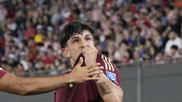 Jon Aramburu celebra tras anotar el primer gol de Venezuela en el partido contra Paraguay por las eliminatorias del Mundial, el martes 15 de octubre de 2024, en Asunción. (AP Foto/Jorge Saenz)